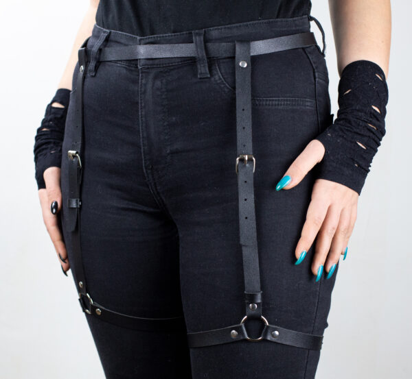 Gothic Leg Harness – Prilagodljivi kaiševi za noge sa metalnim prstenovima