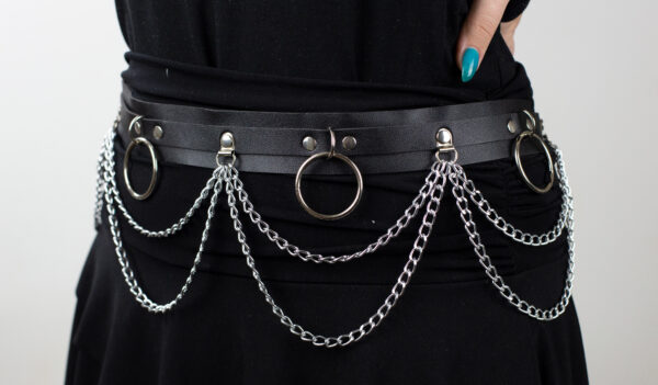Chain Harness Belt – Gotik kaiš sa lancima i metalnim prstenovima