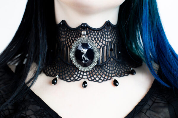 Widow's Cat Choker